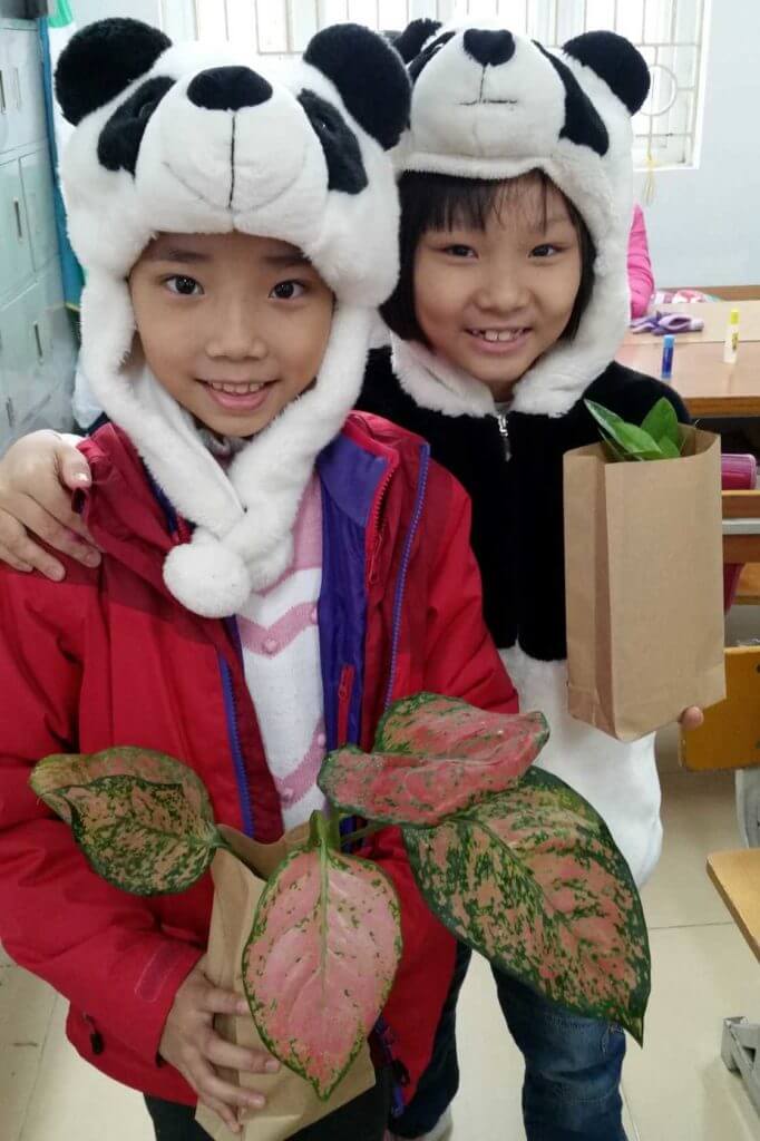 Les enfants sont repartis avec des plantes.